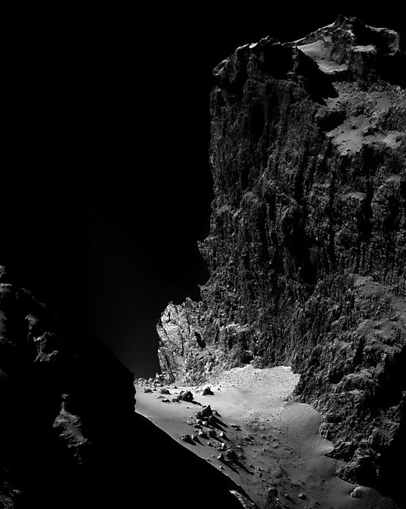 Illustration for article titled An Epic One-Kilometer Cliff On The Surface Of Rosetta's Comet